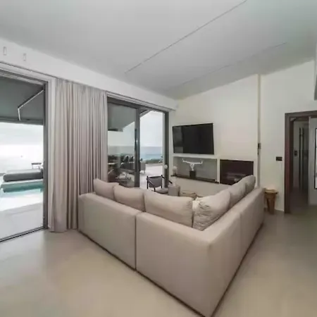 Wave Grand Infinity Villa Kuit - Luxury Retreat With Stunning Sea Views וילה *